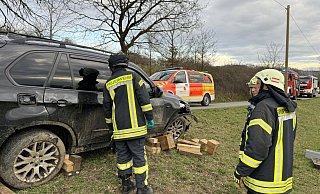 Die Feuerwehr musste den BMW stabilisieren, damit der Rettungsdienst die beiden Männer versorgen konnte. - Löschzug Bösingfeld