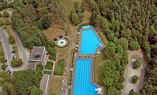 So sieht das Freibad von oben betrachtet aus. Laut Thomas Reimeier, Verwaltungsleiter des Fachbereichs Bauen und Umwelt, war für eine Förderung Voraussetzung, dass die Wasserfläche verringert wird. - Jörg Czyborra