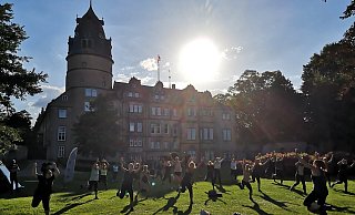 Die Reihe „Sport im Park" lockt bis zum 17. August mit vielen verschiedenen Bewegungsangeboten. - Stadt Detmold Die Reihe „Sport im Park" lockt bis zum 17. August mit vielen verschiedenen Bewegungsangeboten. - Stadt Detmold