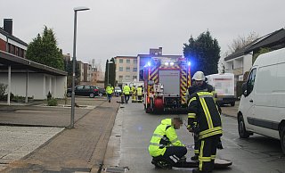 Die Feuerwehr unterstützt die Stadtwerke beim Messen einer möglichen Gaskonzentration in den Kanalschächten. Die Einsatzstelle rund um die Schadstelle ist weiträumig abgesperrt. Foto: Daniel Hobein / Feuerwehr Bad Salzuflen - Feuerwehr Bad Salzuflen