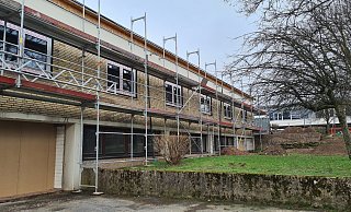 Im Südtrakt des Barntruper Gymnasiums seien im Zuge der Bauarbeiten versehentlich die falschen Fenster ausgebaut worden. - Nadine Uphoff