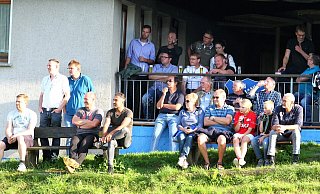 Das Bild aus dem Jahr 2017 zeigt einige Zuschauer vor dem Sporthaus in Westorf. Mit finanzieller Unterstützung der Gemeinde sollen hier Dachrinnen und Fallrohre erneuert werden. - Archivfoto: Jörg Hagemann Das Bild aus dem Jahr 2017 zeigt einige Zuschauer vor dem Sporthaus in Westorf. Mit finanzieller Unterstützung der Gemeinde sollen hier Dachrinnen und Fallrohre erneuert werden. - Archivfoto: Jörg Hagemann