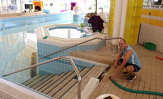 Der stellvertretende Badleiter Christian Herrmann am Erlebnisbecken im Aqualip, das zwei Tage lang wieder mit 350.000 Litern Wasser gefüllt wird. - Alexandra Schaller Der stellvertretende Badleiter Christian Herrmann am Erlebnisbecken im Aqualip, das zwei Tage lang wieder mit 350.000 Litern Wasser gefüllt wird. - Alexandra Schaller