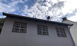 Hinter diesen vergitterten Fenstern saß August Dingersen ein. Das ehemalige Gefängnis von Bad Salzuflen, das heute ein Wohnhaus ist, befand sich direkt hinter dem Amtsgericht, das die Gaststätte "Lebenslang" beherbergt und früher Sitz der Stadtbücherei war. - Thomas Reineke Hinter diesen vergitterten Fenstern saß August Dingersen ein. Das ehemalige Gefängnis von Bad Salzuflen, das heute ein Wohnhaus ist, befand sich direkt hinter dem Amtsgericht, das die Gaststätte "Lebenslang" beherbergt und früher Sitz der Stadtbücherei war. - Thomas Reineke