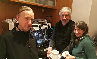Freuen sich auf die Saison 2022: das Team der „Burgküche Sternberg" (von links) Carsten Dreeskornfeld, Niels Dreeskornfeld und Johanna Neugebauer. - Sylvia Frevert Freuen sich auf die Saison 2022: das Team der „Burgküche Sternberg" (von links) Carsten Dreeskornfeld, Niels Dreeskornfeld und Johanna Neugebauer. - Sylvia Frevert