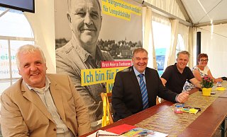 Im August 2020 machten Hermann Graf von der Schulenburg (v. l.), Bürgermeisterkandidat Ulrich Meier zu Evenhausen, Stadtverbandsvorsitzender Tobias Jaehn und seine Stellvertreterin Viola Brüntrup noch gemeinsam Wahlkampf. Foto: Birgit Guhlke - Birgit Guhlke Im August 2020 machten Hermann Graf von der Schulenburg (v. l.), Bürgermeisterkandidat Ulrich Meier zu Evenhausen, Stadtverbandsvorsitzender Tobias Jaehn und seine Stellvertreterin Viola Brüntrup noch gemeinsam Wahlkampf. Foto: Birgit Guhlke - Birgit Guhlke