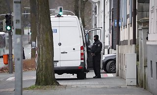 Schwer bewaffnet und vermummt ist die Bundespolizei an der Hornschen Straße im Einsatz. - Freitag TV Schwer bewaffnet und vermummt ist die Bundespolizei an der Hornschen Straße im Einsatz. - Freitag TV