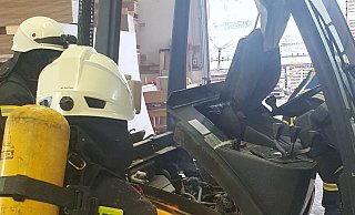 Dieser gasbetriebene Gabelstapler eines holzverarbeitenden Betriebs stand am Freitag plötzlich in Flammen. - Feuerwehr Barntrup
