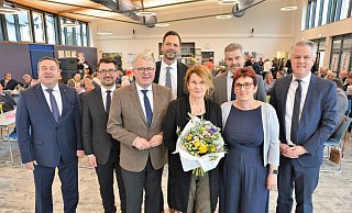 Landrat Axel Lehmann (von links), der FDP-Bundestagsabgeordnete Christian Sauter, Bezirksvorsitzender Frank Schäffler, Landtagsabgeordneter Marc Lürbke, Festrednerin Professorin Claudia Hornberg und Bürgermeister Dirk Becker werden vom Viola Brüntrup und Tobias Jaehn beim Neujahrsempfang begrüßt. - Karin Prignitz