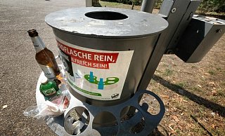 Flaschen und Müll in einem Pfandring in Bielefeld. - Andreas Frücht Flaschen und Müll in einem Pfandring in Bielefeld. - Andreas Frücht