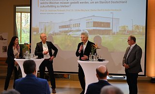 Podium zur Eröffnung der Weidmüller-Akademie: (von links) Podium zur Eröffnung der Weidmüller-Akademie: (von links) Berufspädagogik-Spezialistin Prof. Dr. Ulrike Weyland, André Sombecki, Weidmüller-Finanzvorstand, Minister Dr. Andreas Pinkwart, Stefan Wolf, Geschäftsführer Gläsel-Stiftung. - Sven Koch
