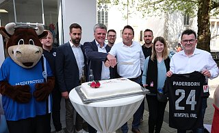 Heimspiel im "Heimspiel": (von links) Marc-Oliver Schuster und Nico Luft (Arminia Bielefeld). Dirk Mahlitz (Stadtsportverband), Steffen Tegeler (TBV Lemgo), Bürgermeister Frank Hilker, Andreas Sukop (TBV Lemgo), Franziska Rautauoma (Geschäftsführerin HSG Blomberg), Martin Hornberger (Geschäftsführer SC Paderborn 07). - Sven Koch Heimspiel im "Heimspiel": (von links) Marc-Oliver Schuster und Nico Luft (Arminia Bielefeld). Dirk Mahlitz (Stadtsportverband), Steffen Tegeler (TBV Lemgo), Bürgermeister Frank Hilker, Andreas Sukop (TBV Lemgo), Franziska Rautauoma (Geschäftsführerin HSG Blomberg), Martin Hornberger (Geschäftsführer SC Paderborn 07). - Sven Koch