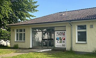 Im "KunstPunkt Detmold" finden regelmäßig Ausstellungen statt. Früher war in dem Gebäude das Medical Center der britischen Soldaten untergebracht. - Initiative KunstPunkt