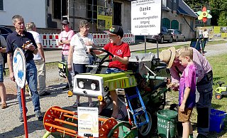 Auf dem Mini-Mähdrescher lernten Kinder und Erwachsene viel über den Weg von der Aussaat bis zum Brot. - Rudi Rudolph