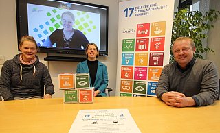 Moderatorin Lea Kohlhage (von links), Kalletals Klimaschutzmanagerin Henrike Sieker, Bürgermeister Mario Hecker und per Bildschirm zugeschaltet Referentin Linda Waldeyer werben für den Besuch des "Kalletaler Dorfgesprächs" zum Thema Mobilität am Mittwoch, 30. November, in Asendorf. - Jens Rademacher Moderatorin Lea Kohlhage (von links), Kalletals Klimaschutzmanagerin Henrike Sieker, Bürgermeister Mario Hecker und per Bildschirm zugeschaltet Referentin Linda Waldeyer werben für den Besuch des "Kalletaler Dorfgesprächs" zum Thema Mobilität am Mittwoch, 30. November, in Asendorf. - Jens Rademacher