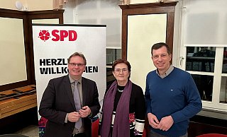 Der lippische Landtagsabgeordnete Dennis Maelzer (links) mit der Europaabgeordneten Birgit Sippel und dem Referenten des europäischen Gewerkschaftsbundes Stefan Gran. - Janina Stiegmann