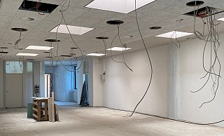 Im Flur des Schulzentrums im zweiten Obergeschoss laufen die Trockenbau-, Elektro-, und Malerarbeiten. - Stadt Bad Salzuflen