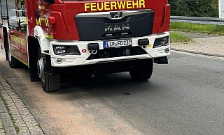 Die Feuerwehr Detmold hat eine Ölspur abgestreut. - Oliver Böttcher