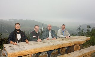 Freuen sich über die neue Rastmöglichkeit auf dem Kinderknapp (von links): Erbauer Sebastian Kiss (Firma "HolzHandWerk" Extertal), Förster Thomas Fritzemeier, Heinz-Gerhard Nölting (Mitglied des Kirchenvorstands) sowie Jürgen Ewers (Vorsitzender des Kirchenvorstands). - Ev.-ref. Kirchengemeinde Bösingfeld Freuen sich über die neue Rastmöglichkeit auf dem Kinderknapp (von links): Erbauer Sebastian Kiss (Firma "HolzHandWerk" Extertal), Förster Thomas Fritzemeier, Heinz-Gerhard Nölting (Mitglied des Kirchenvorstands) sowie Jürgen Ewers (Vorsitzender des Kirchenvorstands). - Ev.-ref. Kirchengemeinde Bösingfeld