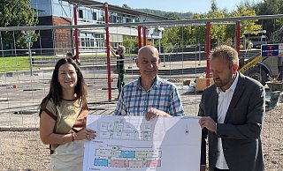 Freuen sich über die Modernisierungsarbeiten an derKarla-Raveh-Gesamtschule (von links): Karen Zereike (Leiterin des Eigenbetriebs Schulen des Kreises Lippe), Thomas Rieß (Technisches Gebäudemanagement beim Kreis Lippe) und Schulleiter Bernd Hendig. Im Hintergrund laufen die Arbeiten am Schulhof. - Kreis Lippe
