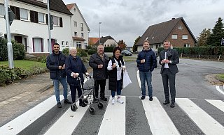 Sadik Cakmak (von links), Annemarie Göthel, Dieter Nietzold, Renate Claus, Sebastian Hokamp und Dirk Tolkemitt
stoßen auf die neue Querungshilfe an. - Stadt Bad Salzuflen Sadik Cakmak (von links), Annemarie Göthel, Dieter Nietzold, Renate Claus, Sebastian Hokamp und Dirk Tolkemitt
stoßen auf die neue Querungshilfe an. - Stadt Bad Salzuflen