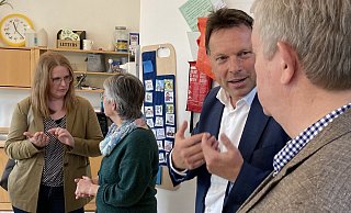 Beim Besuch einer Gruppe des Familienzentrums Vahlhausen besprechen sich (von rechts) Manfred Klocke, Vorsitzender des Vereins für Körper- und Mehrfachbehinderte im Kreis Lippe und Bürgermeister Frank Hilker. - Stadt Detmold Beim Besuch einer Gruppe des Familienzentrums Vahlhausen besprechen sich (von rechts) Manfred Klocke, Vorsitzender des Vereins für Körper- und Mehrfachbehinderte im Kreis Lippe und Bürgermeister Frank Hilker. - Stadt Detmold