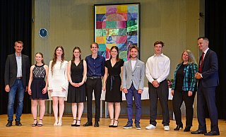 Charlotte Umfermann (von links), Ella Kohlmann, Janne Berkemann, Joris Wijgers, Mathilde Stärk, Lennard Hilbing und Till Morawietz, daneben die Stufenleiter und der stellvertretende Schulleiter, bei der Ehrung für besondere Leistungen. - Nicole Ellerbrake Charlotte Umfermann (von links), Ella Kohlmann, Janne Berkemann, Joris Wijgers, Mathilde Stärk, Lennard Hilbing und Till Morawietz, daneben die Stufenleiter und der stellvertretende Schulleiter, bei der Ehrung für besondere Leistungen. - Nicole Ellerbrake