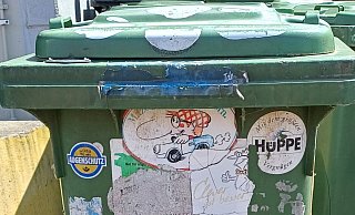 So bitte nicht: "Solch ein Müllgefäß kann bei der Rücknahme leider nur noch entsorgt werden", ermahnt die Stadt Detmold. - Stadt Detmold So bitte nicht: "Solch ein Müllgefäß kann bei der Rücknahme leider nur noch entsorgt werden", ermahnt die Stadt Detmold. - Stadt Detmold