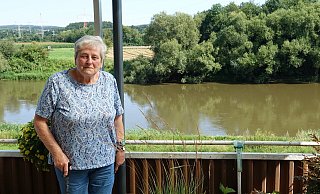 Blickt von der Terrasse auf die Weser: Marlies Hünefeld. - Axel Bürger Blickt von der Terrasse auf die Weser: Marlies Hünefeld. - Axel Bürger