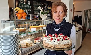 Kuchen sind ihre Leidenschaft: Marianne Faude zaubert die Torten im Bad Meinberger Café am See täglich frisch. - Marianne Schwarzer Kuchen sind ihre Leidenschaft: Marianne Faude zaubert die Torten im Bad Meinberger Café am See täglich frisch. - Marianne Schwarzer