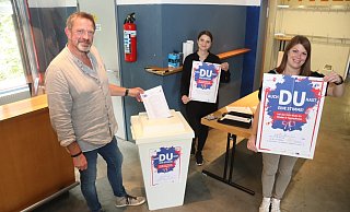 Im AWO-Jugendzentrum Complex haben Jörg Wedderwelle (von links), Katrin Hartlieb und Vanessa Harring die U18-Wahl zur Bundestagswahl vorbereitet. - Birgit Guhlke Im AWO-Jugendzentrum Complex haben Jörg Wedderwelle (von links), Katrin Hartlieb und Vanessa Harring die U18-Wahl zur Bundestagswahl vorbereitet. - Birgit Guhlke