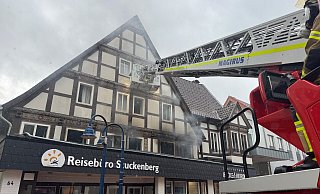 Im Obergeschoss dieses Hauses in der Langen Straße in Lage hat es in einem Zimmer gebrannt. - Freitag TV