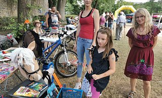 Zwei junge Pferdefans auf dem Dorffest in Langenholzhausen: Lia (links) und Mia. Darüber freut sich auch Annette Flörkemeier (rechts), Vorsitzende des Vereins "Dorfleben Langenholzhausen". - Sylvia Frevert Zwei junge Pferdefans auf dem Dorffest in Langenholzhausen: Lia (links) und Mia. Darüber freut sich auch Annette Flörkemeier (rechts), Vorsitzende des Vereins "Dorfleben Langenholzhausen". - Sylvia Frevert