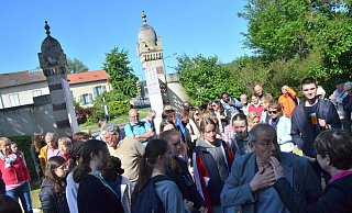 Am orientalisch anmutenden Herrenhaus „La Douera“ lauschen die deutschen und französischen Teilnehmer des Familienaustausches den Erläuterungen des Führers und von Annik Grand (vorne rechts). Auch die jungen Mädchen aus der Gruppe zeigen Interesse. Foto: Sibylle Kemna - Sibylle Kemna