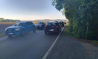 Frühmorgens gibt es Stau von und in Richtung Heiden. Weil die Detmolder Straße derzeit saniert wird, suchen sich Autofahrer eine alternative Strecke - und das ist ist nicht unbedingt die, die offiziell als Umleitung ausgeschildert ist. - Fotorechte: Kolb