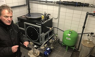 Thorsten Kraatz vom Fachdienst Tiefbau der Stadt steht in der sanierten Kammer der Sophienbrunnen "A" und "B", die sich in unmittelbarer Nähe zum Barfußpfad im Kurpark in der Erde befinden. Rechts neben Kraatz ist der Brunnenkopf für die Süßwasserquelle zu erkennen. Ganz rechts ragt der Kopf für die Solequelle aus dem Boden. - Thomas Reineke