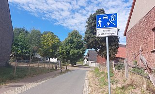 Dieses Schild wird wie sein Zwilling auf der anderen Straßenseite weichen müssen. Doch aus Sicht der Verwaltung hat sich eine gute andere Lösung gefunden. - Michaela Weiße