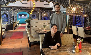 Amandeep Kaur und Sohn Harmanpreet Singh im Gastraum des "Taste of India" an der Schülerstraße. - Alexandra Schaller Amandeep Kaur und Sohn Harmanpreet Singh im Gastraum des "Taste of India" an der Schülerstraße. - Alexandra Schaller