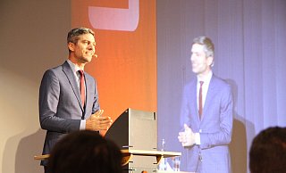 Tagesthemen-Moderator Ingo Zamperoni spricht beim Finanzforum der Sparkasse Lemgo in der Phoenix-Contact-Arena vor 800 Zuhörern. - Till Brand