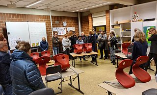 Die Mitglieder des Bildungsausschusses schauten sich Ende vergangenen Jahres die Räume der Grundschule Hohenhausen an. - Nadine Uphoff Die Mitglieder des Bildungsausschusses schauten sich Ende vergangenen Jahres die Räume der Grundschule Hohenhausen an. - Nadine Uphoff