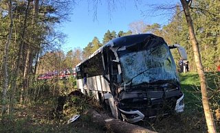 Der Bus fuhr eine Böschung herunter und prallte frontal gegen einen Baum. - Katharina Dröge/Feuerwehr SG Uchte