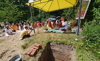 Hindu-Priester Siva Sri Arumugam Paskarakurukkal legt auf dem Yoga-Vidya-Gelände weiht bei einem religösen Ritual den Baugrund für den Hindu-Schrein „Sri Ganapati Vidya Mandapa“. Links von ihm nimmt Yoga-Vidya-Gründer und -Leiter Sukadev Volker Bretz an der Zeremonie teil. Vorne ist die Baugrube mit den Grundsteinen zu sehen. - Jost Wolf Hindu-Priester Siva Sri Arumugam Paskarakurukkal legt auf dem Yoga-Vidya-Gelände weiht bei einem religösen Ritual den Baugrund für den Hindu-Schrein „Sri Ganapati Vidya Mandapa“. Links von ihm nimmt Yoga-Vidya-Gründer und -Leiter Sukadev Volker Bretz an der Zeremonie teil. Vorne ist die Baugrube mit den Grundsteinen zu sehen. - Jost Wolf