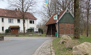 Am "Schützenplatz" soll ein neuer Gehweg mit einer erhöhten Busbordkante gebaut werden, der den Einstieg in den Bus erleichtert. - Jana Beckmann