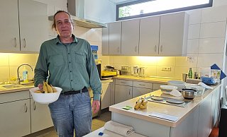 Aus Leidenschaft: Seinen Job als Alltagshelfer übt Peter Sander aus Lage gern aus. Noch darf er ihn in reduzierter Form weitermachen und in einer Kita in Brake helfen. - Yannick Sonntag(LZ)