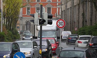 Tempo 30 wechselt vielfach mit Tempo 50 ab. Nach einer neuen Gesetzgebung wird die Stadt das ändern können. - Jost Wolf Tempo 30 wechselt vielfach mit Tempo 50 ab. Nach einer neuen Gesetzgebung wird die Stadt das ändern können. - Jost Wolf