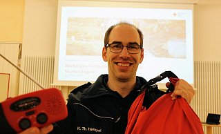 Seminarleiter Kai Hempel zeigt, was in einen Notfallversorger-Rucksack gehört. Die Liste ist umfangreich. "Man sollte planen, dass man ein bis zwei Tage damit auskommt", sagt er. - Janet König