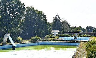 Das Nichtschwimmerbecken im Freibad Oerlinghausen wird ausgebaut und zugeschüttet. Dort wird die neue Liegewiese entstehen. Fotos: Gunter Held - Gunter Held