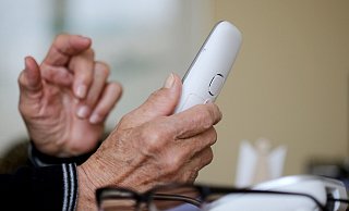 Eine ältere Dame nimmt in ihrer Wohnung ein Telefongespräch an (Symbolbild). - picture alliance/dpa Eine ältere Dame nimmt in ihrer Wohnung ein Telefongespräch an (Symbolbild). - picture alliance/dpa