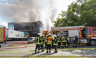 Beim Eintreffen der Einsatzkräfte hatten alle Beschäftigten die Halle bereits verlassen. - Freitag TV