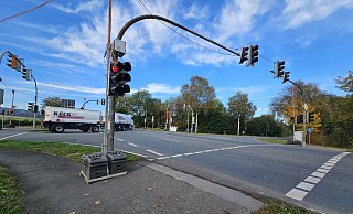 Die Kreuzung in Kachtenhausen ist mit einer provisorischen Ampelanlage gesichert. Bei einem Unfall ist ein Sicherungskasten umgefahren worden und dabei wurden die Stromkabel so beschädigt, dass sich die Reparatur hinzieht, sagt Straßen.NRW. - Astrid Sewing Die Kreuzung in Kachtenhausen ist mit einer provisorischen Ampelanlage gesichert. Bei einem Unfall ist ein Sicherungskasten umgefahren worden und dabei wurden die Stromkabel so beschädigt, dass sich die Reparatur hinzieht, sagt Straßen.NRW. - Astrid Sewing